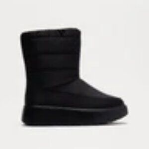 black snow boots